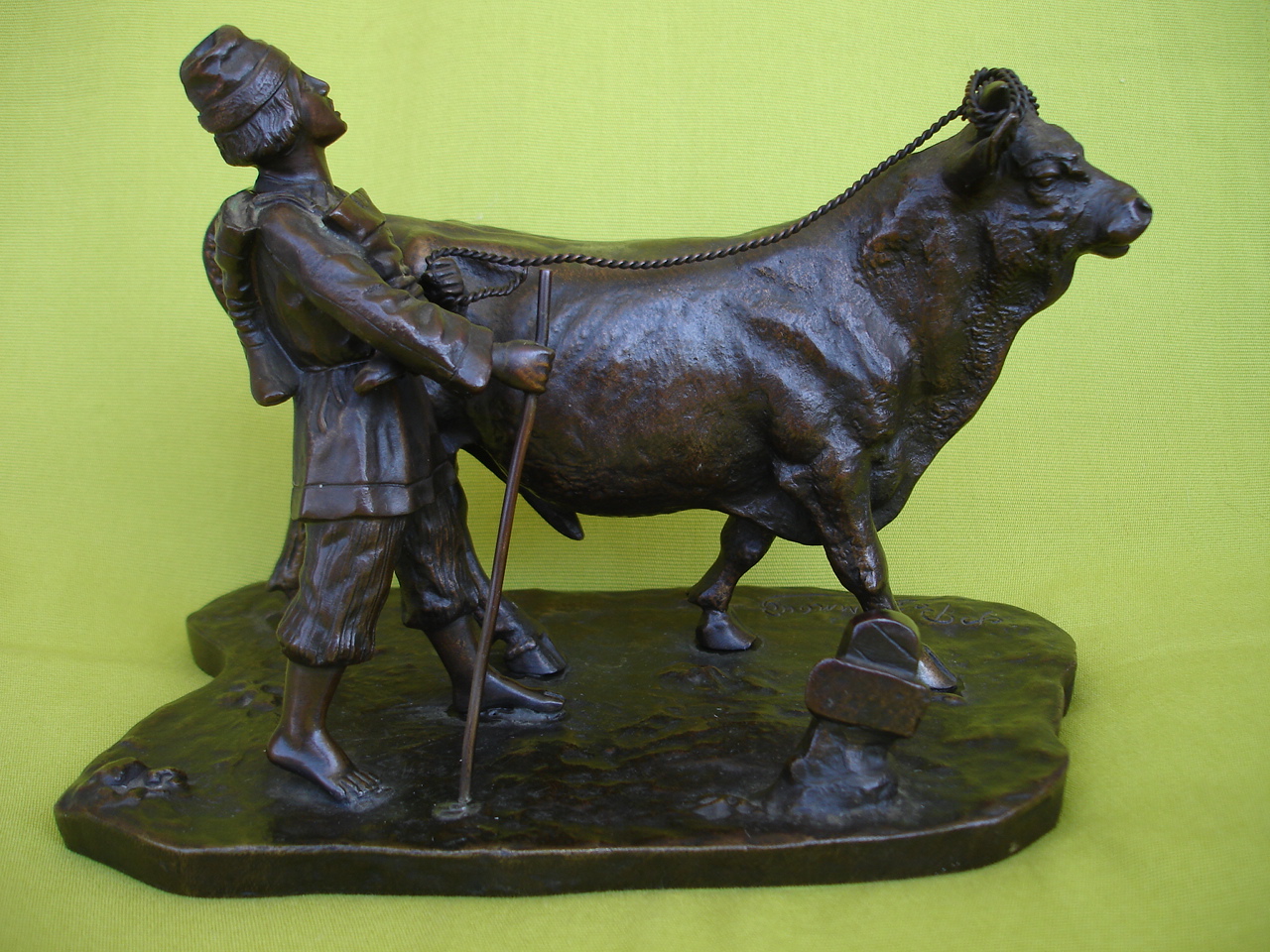 Скульптура "Крестьянский парень, ведущий быка на ярмарку" Ф. Разумный.